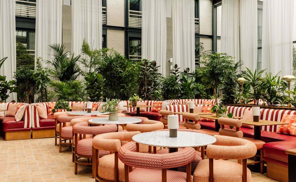 Restaurant and bar in the atrium.